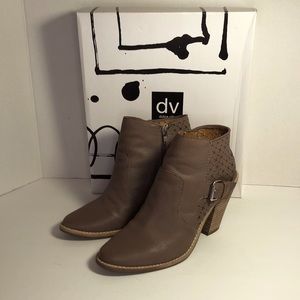 Perfect ankle boots with the perfect neutral color